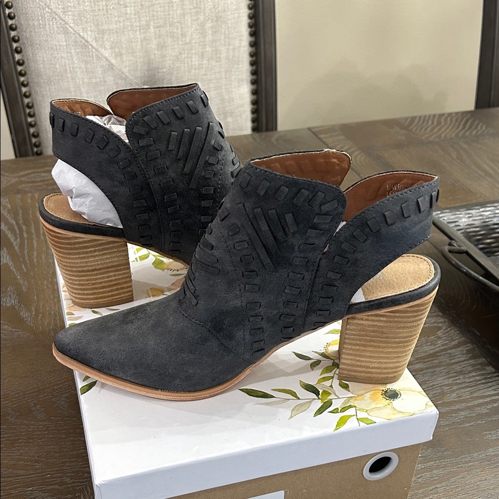 Mi.iM Black Heeled Boots with Tan Accents size 9